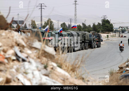 Damas, Syrie. Apr 12, 2018. Les forces de police militaires russes sont vus à l'Wafideen près de la ville de Douma, vers le nord-est de Damas, en Syrie, le 12 avril 2018. La police militaire russe a été envoyé à Douma, la ville au nord-est de la capitale syrienne, Damas, où une prétendue attaque chimique sur le week-end a tué plusieurs civils, le Ministère russe de La Défense a déclaré jeudi. Credit : Monsef Memeri/Xinhua/Alamy Live News Banque D'Images