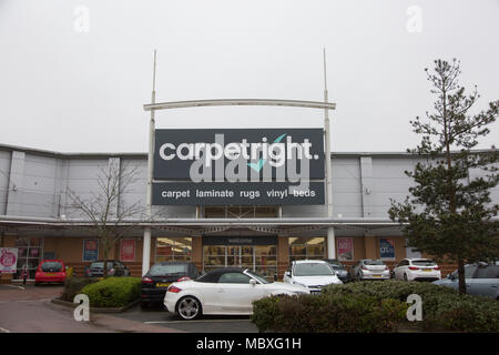 Kidderminster, Worcestershire. Apr 12, 2018. Carpetright pour fermer un quart de ses magasins en retructuring plan. L'avant du magasin Carpetright Worcestershire à Kidderminster avec parking complet en face d'elle, Carpetright sont la fermeture de 25  % de leurs magasins . Crédit : Alexandra Sharp/Alamy Live News Banque D'Images