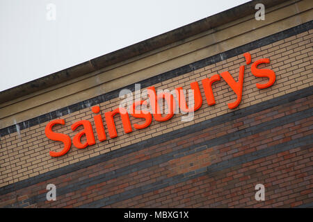 Kidderminster, Worcestershire. Apr 12, 2018. Les pauses et coupures Sainsburys heures supplémentaires et sur les objectifs des forces canadiennes c'est personnel. Un allumé en signe de Sainsburys nom sur le côté de l'un de leurs magasins de supermarché à Kidderminster Worcestershire England Crédit : Alexandra Sharp/Alamy Live News Banque D'Images