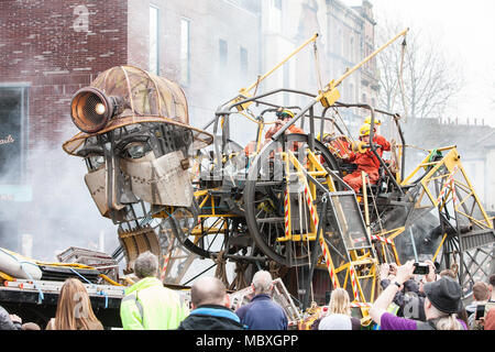 Swansea, Pays de Galles, Royaume-Uni. Apr 12, 2018. 'L'homme' moteur procession en Swansea au Pays de Galles, Royaume-Uni,.'l'homme' moteur arrive à Swansea dans le cadre d'une plus grande que nature guidée qui raconte l'histoire de la façon dont la révolution industrielle du pays de Galles en forme.Dans le cadre de la "résurrection" du moteur d'une tournée au Royaume-Uni, le Welsh visiter,appelé'Mun moteur Cymru':forger une nation-c'est de voir les marionnettes géantes voyage à travers le pays dans la célébration des régions minières riche patrimoine/histoire. La marionnette géante,à près de 11 mètres de hauteur, est le plus grand,marionnettes mécaniques réalisés en Grande-Bretagne. Crédit : Paul Quayle/Alamy Live News Banque D'Images