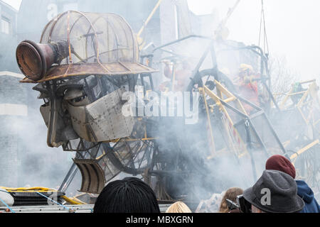 Swansea, Pays de Galles, Royaume-Uni. Apr 12, 2018. 'L'homme' moteur procession en Swansea au Pays de Galles, Royaume-Uni,.'l'homme' moteur arrive à Swansea dans le cadre d'une plus grande que nature guidée qui raconte l'histoire de la façon dont la révolution industrielle du pays de Galles en forme.Dans le cadre de la "résurrection" du moteur d'une tournée au Royaume-Uni, le Welsh visiter,appelé'Mun moteur Cymru':forger une nation-c'est de voir les marionnettes géantes voyage à travers le pays dans la célébration des régions minières riche patrimoine/histoire. La marionnette géante,à près de 11 mètres de hauteur, est le plus grand,marionnettes mécaniques réalisés en Grande-Bretagne. Crédit : Paul Quayle/Alamy Live News Banque D'Images