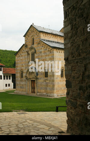 Monastère Visoki Dečani un monastère orthodoxe serbe médiéval situé près de Dečani, Kosovo Banque D'Images