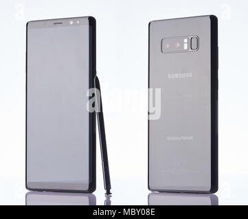 New York, USA - 11 Avril 2018 : Vues de Diffrent samsung galaxy note 8 noir isolé sur fond blanc Banque D'Images