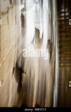 Résumé de droit de la personne à marcher vers la lumière dans le hall du bâtiment Banque D'Images