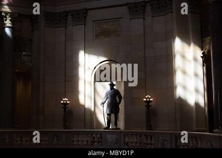 Une statue de William Colvill, un colonel de l'Union dans la guerre civile américaine, se trouve dans le Minnesota State Capitol building à St Paul, MN, USA. Banque D'Images