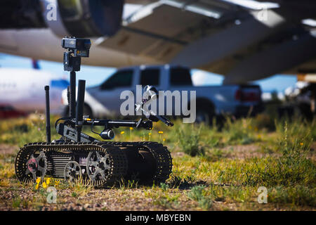 Un robot, du candidat à participer à la défi des corbeaux, vous attend pour un objectif à Pinal Airpark, Arizona, le 20 mars 2018. Les participants ont été testés sur leurs compétences pour l'élimination des explosifs. Banque D'Images