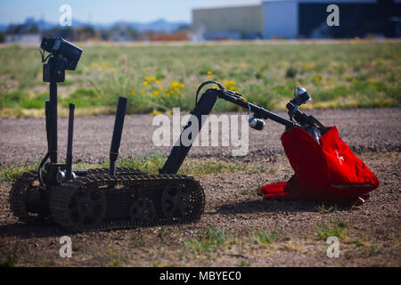 Du candidat à un robot, participant à l'enquête sur les corbeaux, défi assurance à Pinal Airpark, Arizona, le 20 mars 2018. Les participants ont été testés sur leurs compétences pour l'élimination des explosifs. Banque D'Images