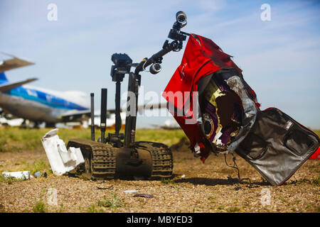 Un robot, du candidat à participer à la défi des corbeaux, vide un objectif à Pinal Airpark, Arizona, le 20 mars 2018. Les participants ont été testés sur leurs compétences pour l'élimination des explosifs. Banque D'Images