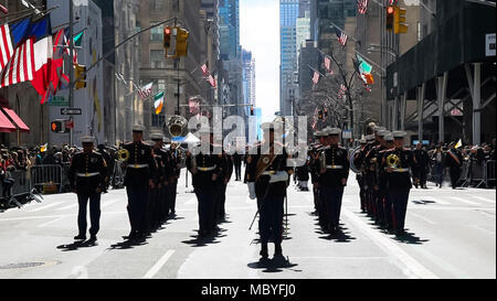 Les Marines américains avec la 2e Division de marines, basée à bande Marine Corps Base Camp Lejeune, N.C., effectuer pour les participants de l'Assemblée Saint Patrick's Day Parade à New York, mars 17, 2018. Le défilé est une occasion unique pour le groupe qu'ils agissent comme ambassadeurs musicaux pour une audience internationale présente pour le défilé. Banque D'Images