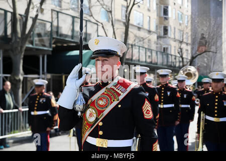 Les Marines américains avec la 2e Division de marines, basée à bande Marine Corps Base Camp Lejeune, N.C., mars vers le bas Manhattan's célèbre 5e Avenue, au cours de la Saint Patrick's Day Parade à New York, mars 17, 2018. La parade annuelle fournit des collectivités locales l'occasion de regarder et d'interagir avec des Marines. Banque D'Images