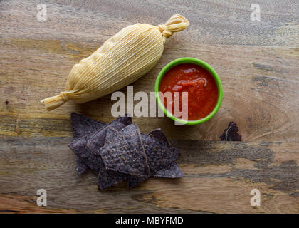 Enveloppé tamale servi avec des tortillas de maïs bleu et sauce tomate sur table en bois Vue de dessus - nourriture Mexicaine Banque D'Images