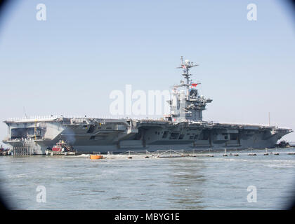 180411-N-IK388-0027 NORFOLK (11 avril 2018) porte-avions USS Harry S. Truman (CVN 75) départs Naval Station Norfolk pour un déploiement à l'appui d'opérations de sécurité maritime et les efforts de coopération en matière de sécurité dans le théâtre aux États-Unis la 5ème et la 6ème flotte domaines de responsabilité. CVN 75 est le déploiement d'un groupe d'actifs, y compris avec les états-majors, les navires, les aéronefs et le Groupe des Huit (8) CSG, deux destroyers huit destroyers 28) et Carrier Air Wing 1 (CVW-1) et Sachsen-Class frégate allemande FGS Hessen. (U. S. Navy vidéo par Mass Communication Specialist 2e classe Stacy M. Atkins Ricks Banque D'Images