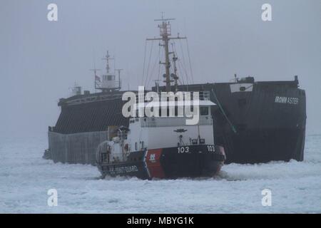 L'équipage du garde-côte de la baie de Mobile, homeported à Sturgeon Bay (Wisconsin), aide le remorqueur Anglian Dame et barge de forge à travers le lac Mud Junction dans la rivière Sainte-Marie, le 29 mars 2018. La baie de Mobile a travaillé aux côtés de la Garde côtière canadienne et de Bristol Bay NGCC Samuel Risley de garder la voie d'eau ouverte. (U.S. Photo de la Garde côtière canadienne par le Premier maître de Nick Gould). Banque D'Images