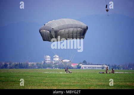 Un parachutiste de l'Armée américaine affecté à la 173e Brigade aéroportée de l'armée italienne, affecté à la brigade de parachutistes Folgore et parachutistes de la Pologne se prépare à terre après la sortie d'une U.S. Air Force C-130 Hercules au Juliette Drope Zone dans Pordenone, 10 avril 2018. La 173e Brigade aéroportée de l'armée américaine est la force de réaction d'urgence en Europe, capables de projeter des forces n'importe où aux États-Unis, d'Europe centrale ou de l'Afrique des commandes de domaines de responsabilité. (U.S. Photo de l'armée par Paolo Bovo) Banque D'Images