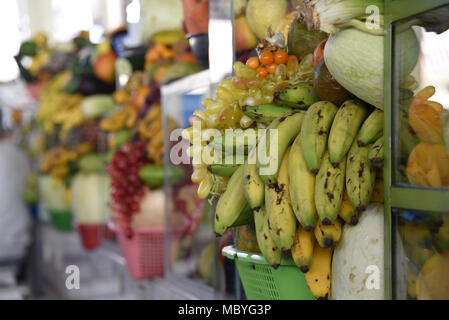 CUZCO, PÉROU - Mars 29, 2018 : jus de fruits dans les étals du marché Mercado San Pedro Banque D'Images