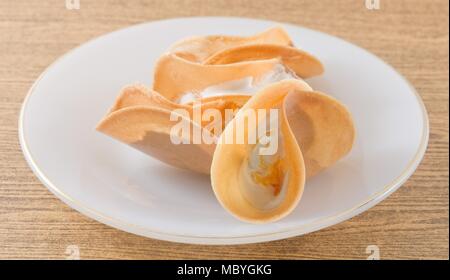 Snack traditionnel thaï et dessert, Illustration de Thai Thai Pancake ou Croustillant Crêpes farcies à la crème de coco et Fios de ovos. Banque D'Images