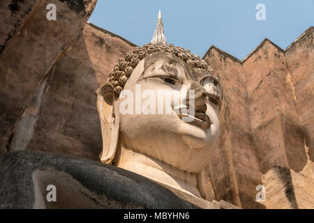 Gros plan de la tête de Bouddha au Wat si CHUM dans la province de Sukhothai en Thaïlande centrale. Un site classé au patrimoine mondial de l'UNESCO. Banque D'Images