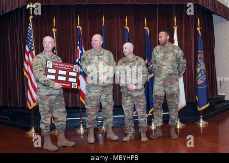 FORT GEORGE G. Meade, Maryland - Le Colonel Adam volant (à gauche), commandant de la Force d'Echo (TFE) et la 91e Brigade, Cyber et le Sgt. Le Major Christian Smith (à droite), l'enrôle leader pour TFE, offrir un cadeau à la 780e Military Intelligence (MI) Brigade (cyber), à la cérémonie de remise des prix de l'Écho du Groupe de travail et un déjeuner au Club Meade, le 27 mars. Recevant le prix au nom des soldats et civils de la 780e Brigade la brigade était MI senior leader, l'enrôlé commande Sgt. Le major James Krog, et le commandant adjoint, le Lieutenant-colonel Jesse Sandefer. Banque D'Images