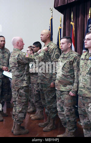 FORT GEORGE G. Meade, Maryland - Le Colonel Adam volant (à gauche), commandant de la Force d'Echo (TFE) et la 91e Brigade, Cyber et le Sgt. Le Major Christian Smith, l'enrôle leader pour TFE, a présidé la cérémonie de remise des prix de l'Écho du Groupe de travail et un déjeuner au Club Meade, le 27 mars. Banque D'Images