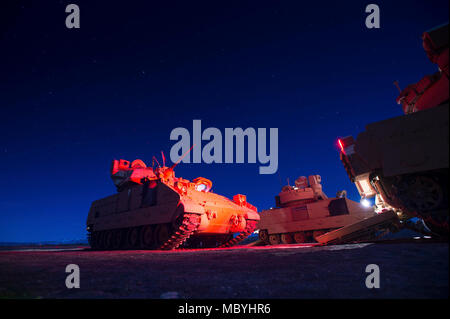 Ingénieurs les 116e bataillon du génie de la Brigade conduite M2A3 véhicule de combat Bradley qualification de tir le 27 mars 2018, Orchard Centre d'instruction au combat, au sud de Boise, Idaho. Les ingénieurs de combat avec la 116e BEB formés dans le tableau XII de tir, d'évaluer leur capacité à exécuter les tâches de niveau peloton collective dans un environnement tactique vivre-le-feu, y compris l'intégration des soldats à pied avec leur BFV. Banque D'Images