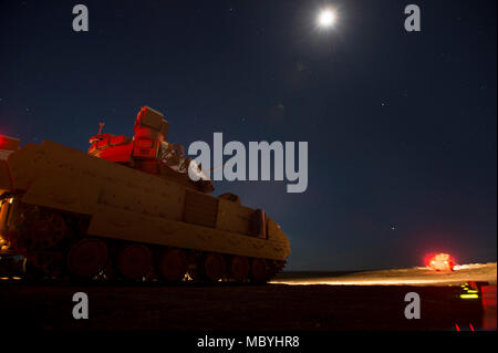 Ingénieurs les 116e bataillon du génie de la Brigade conduite M2A3 véhicule de combat Bradley qualification de tir le 27 mars 2018, Orchard Centre d'instruction au combat, au sud de Boise, Idaho. Les ingénieurs de combat avec la 116e BEB formés dans le tableau XII de tir, d'évaluer leur capacité à exécuter les tâches de niveau peloton collective dans un environnement tactique vivre-le-feu, y compris l'intégration des soldats à pied avec leur BFV. Banque D'Images