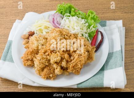La cuisine thaïlandaise et des aliments traditionnels, servis avec salade de poisson-chat croustillant de chêne vert, de mangue verte, oignon rouge, le chou, le piment et l'arachide. Banque D'Images