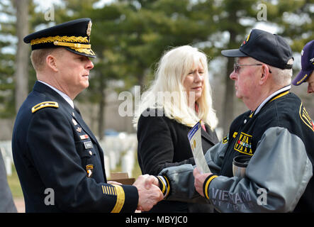 Le général de Duane Gamble, commandant général de l'armée américaine Commande de maintien en puissance et le commandant de mission senior RIA serre la main de Larry Molitor, un vétéran de l'armée qui a reçu son épinglette vétéran du Vietnam pendant la guerre du Vietnam National respect du Jour des anciens combattants a tenu à Rock Island National Cemetery, le 29 mars. ( Banque D'Images