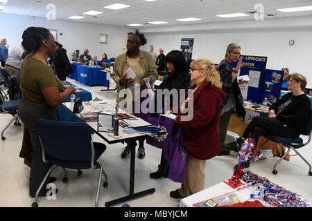 Volontaires de plusieurs organisations d'informer la communauté locale à des opportunités bénéfiques lors d'une foire des ressources civiles at Joint Base McGuire-Dix-Lakehurst, N.J., le 30 mars 2018. Inclus les vendeurs bénévoles provenant de la chapelle de l'hôpital, Deborah, base de la sécurité, de la défense des intérêts de la famille et de l'armée et de la famille Centre de préparation. Banque D'Images