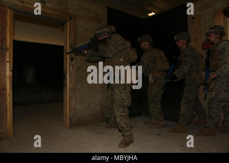 Les Marines américains avec 2e Division de marines, préparer pour effacer un prix au cours d'un exercice de la maison de tir dans le cadre d'une tactique du trimestre de cours d'activation au Camp Lejeune, N.C., le 29 mars 2018. Le cours a fourni aux Marines américains l'occasion d'améliorer les tactiques de feu et mouvement comme un élément de sécurité. Les Marines ont participé à la formation en vue de leur prochain déploiement avec 22e Marine Expeditionary Unit. Banque D'Images