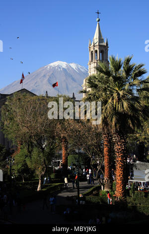 La Cathédrale d'Arequipa en face d'un majestueux volcan Banque D'Images