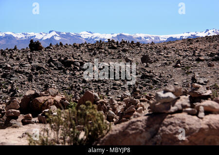 Des tas de pierres (Cairns) à côté d'un col dans la réserve nationale de Salinas y Aguada Blanca, Cordillère des Andes, au Pérou Banque D'Images