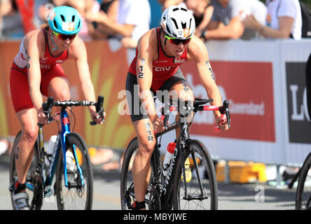 L'Angleterre Vicky Holland (au centre) participe à la Women's Triathlon finale au Southport Broadwater Parklands au cours de la première journée de la 2018 Jeux du Commonwealth à la Gold Coast, en Australie. Banque D'Images