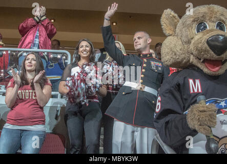 Le s.. Sean Kaspar, un sous-officier responsable de Recrutement avec Phoenix, des vagues qu'il est honoré lors d'un match de hockey des Coyotes de l'Arizona sur Mars 31,2018 à la Gila River Arena, Glendale, Arizona), AZ. Kaspar a été nommé membre du service du jeu. Banque D'Images