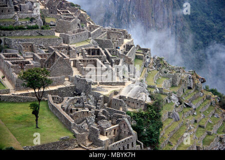 Site du patrimoine mondial de l'Machu Picchu au sommet d'une crête de montagne au-dessus de la Vallée Sacrée à l'intérieur de la forêt tropicale dans la cordillère des Andes au Pérou Banque D'Images