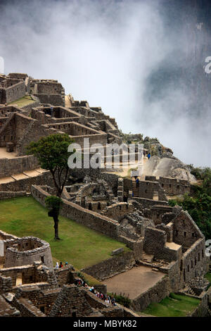 Site du patrimoine mondial de l'Machu Picchu au sommet d'une crête de montagne au-dessus de la Vallée Sacrée à l'intérieur de la forêt tropicale dans la cordillère des Andes au Pérou Banque D'Images