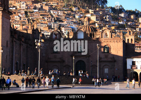 Les gens se promener sur la place de la ville en face de la cathédrale de Cuzco, Pérou Banque D'Images