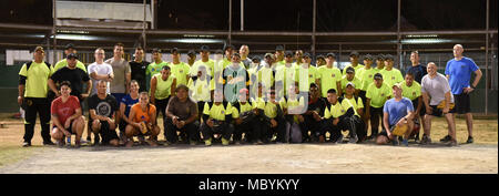 Les membres du 346e groupe expéditionnaire aérienne et les membres de la force policière et militaire panaméenne connue comme SENAFRONT, groupe pour une photo après une partie de balle molle pendant l'exercice de Nouveaux Horizons 2018 1 avril, 2018, à Meteti, Panama. La partie de balle molle a fourni une activité amusante pour les membres des deux montés et également contribué à stimuler la camaraderie entre les militaires dans les deux pays partenaires. Banque D'Images