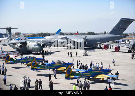 Une force aérienne des États-Unis New York Air National Guard C-17A Globemaster III se trouve à FIDAE statique (Feria Internacional del aire y del Espacio) à Santiago, Chili, 3 avril 2018. Plusieurs avions de l'US Air Force est allé(e) à l'exposition internationale, tel qu'un Hercules C-130, KC-135 Stratotanker, un B-52 Stratofortress. Banque D'Images