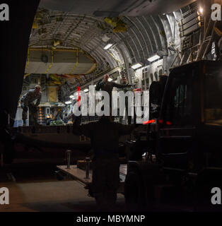 89e et 3e Escadron port aérien de l'Escadron de transport aérien d'aviateurs mettent en mouvement une charge dolly dans un C-17 Globemaster III sur Joint Base Andrews, dans le Maryland, le 3 avril 2018. La charge dolly est utilisé comme plate-forme de rassemblement pour la sonde solaire Parker pour employés de la NASA peut fonctionner sur l'engin spatial. La 89e mission de la charge pilotés APS alors que la 3e Comme transportés l'engin spatial, la NASA et l'équipement essentiel à l'espace personnel de l'aéroport régional de côte à Titusville, en Floride Banque D'Images