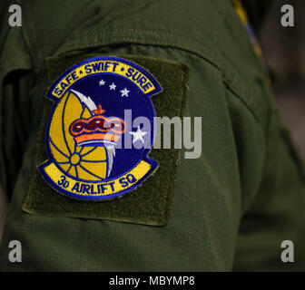 Un 3e Escadron de transport aérien patch de l'unité est indiquée sur l'uniforme d'un aviateur pendant le transport de la sonde solaire Parker sur Joint Base Andrews, dans le Maryland, le 3 avril 2018. La 3ème comme affecté à la 436e Airlift Wing à Dover Air Force Base, Del., transportés la PSP dans un C-17 Globemaster III de l'aéroport régional de Space Coast à Titusville, en Floride Banque D'Images