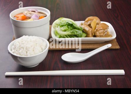 Soupe de poulet et d'herbes en pot, style chinois. Banque D'Images