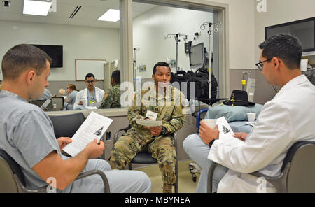 Le capitaine McHuy McCoy, (centre), médecin membre du personnel à la Multiple Army Medical Center, ou CGAT, médecin de l'escadron à l'escadron de cavalerie 2-6, 25e Brigade d'aviation de combat, et co-animateur du cours, la modalité "Formation pour les fournisseurs de la médecine opérationnelle,' traite de la médecine opérationnelle avec les médecins résidents CGAT Philippe, le capitaine Vladimir (à gauche), et le capitaine Joseph Gutierrez, (à droite), afin de les préparer à servir comme agents de médecine générale dans des environnements opérationnels et de terrain à la fin de l'année de transition ou de résidence CGAT Programme de stages. Le programme STOMP à CGAT fournit un couper au besoin Banque D'Images