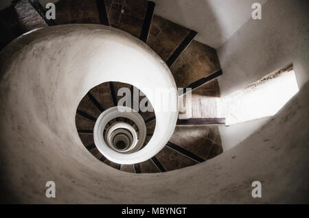 Escalier en pierre en spirale dans la tour de l'ancienne église à Valence, Espagne Banque D'Images