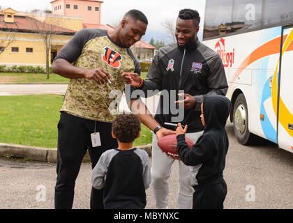 Six Étoiles NFL visiter aviateurs sur la base aérienne d'Aviano, en Italie, le 4 avril 2018. La visite faisait partie d'une tournée à l'USO en Italie et en Allemagne. Les stars sont Mario Addison, Panthers défensive fin ; Carlos Dunlap, Cincinnati Bengals défensive fin ; Ben Garland, Atlanta Falcons guard ; Mark Ingram, New Orleans Saints en marche arrière, Latavius Murray, Minnesota Vikings en marche arrière, et Rex Ryan, ancien entraîneur en chef de la NFL et l'analyste ESPN. Banque D'Images