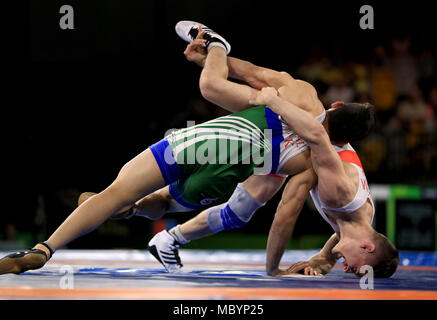 Du Pakistan Muhammad Bilal (à gauche) en action contre l'Angleterre George Ramm (à droite) dans l'épreuve du nage libre 57 kg de bronze aux Carrara Sports Arena pendant huit jours du 2018 Jeux du Commonwealth à la Gold Coast, Australie. Banque D'Images