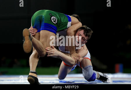 Du Pakistan Muhammad Bilal en action contre l'Angleterre George Ramm (à droite) dans l'épreuve du nage libre 57 kg de bronze aux Carrara Sports Arena pendant huit jours du 2018 Jeux du Commonwealth à la Gold Coast, Australie. Banque D'Images