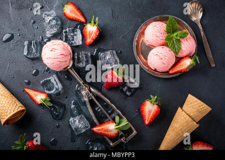 Mise à plat avec de la crème glacée aux fraises Banque D'Images