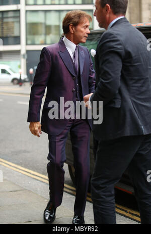 Sir Cliff Richard arrive sur les rouleaux Building à Londres, comme un juge de la Haute Cour se prépare à analyser les preuves dans une bataille juridique entre Sir Cliff et la BBC. Banque D'Images