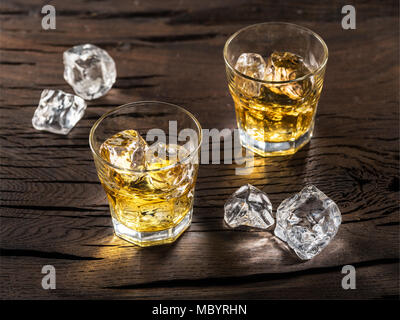 Verres à whisky ou verres de whisky avec des glaçons sur la table en bois. Banque D'Images