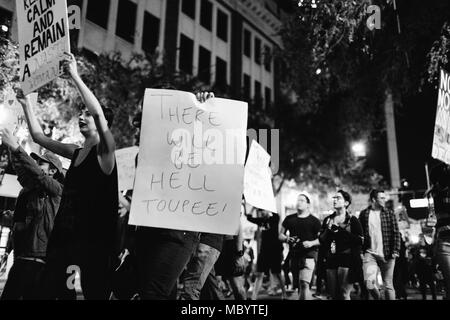 Anti-Trump la protestation pacifique dans le centre-ville d'Orlando (2016). Banque D'Images